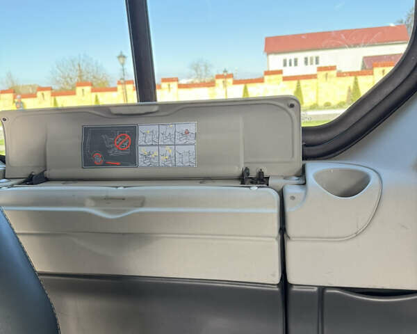 Черный Рено Трафик, объемом двигателя 2.5 л и пробегом 216 тыс. км за 16900 $, фото 38 на Automoto.ua