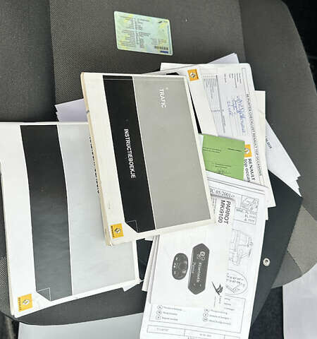 Черный Рено Трафик, объемом двигателя 2 л и пробегом 237 тыс. км за 13600 $, фото 24 на Automoto.ua