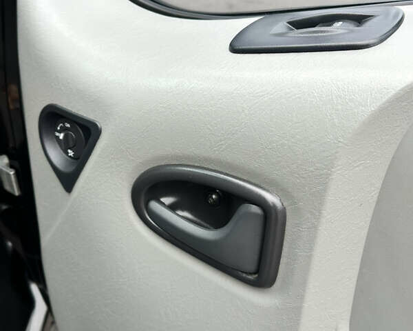 Черный Рено Трафик, объемом двигателя 2 л и пробегом 293 тыс. км за 12500 $, фото 34 на Automoto.ua