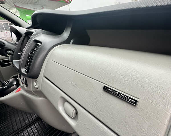 Черный Рено Трафик, объемом двигателя 2 л и пробегом 293 тыс. км за 12500 $, фото 37 на Automoto.ua