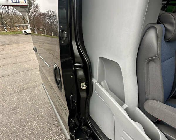 Черный Рено Трафик, объемом двигателя 2 л и пробегом 293 тыс. км за 12500 $, фото 42 на Automoto.ua