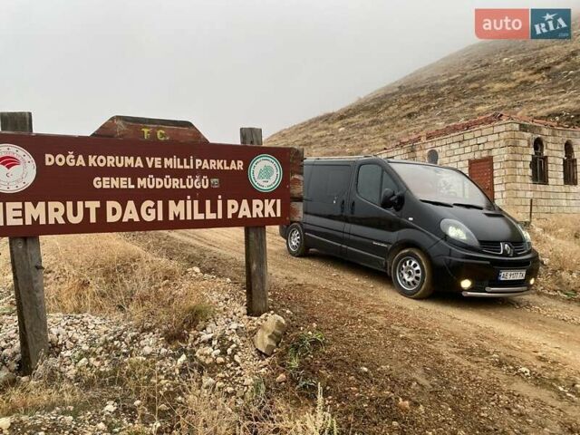 Черный Рено Трафик, объемом двигателя 2 л и пробегом 228 тыс. км за 18500 $, фото 3 на Automoto.ua