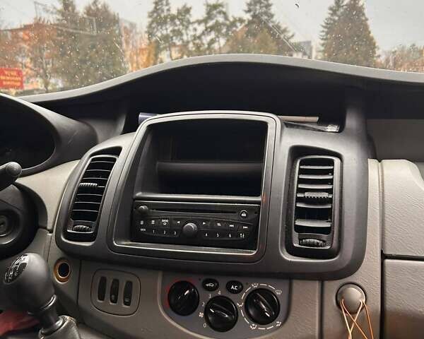 Черный Рено Трафик, объемом двигателя 2 л и пробегом 212 тыс. км за 13900 $, фото 4 на Automoto.ua