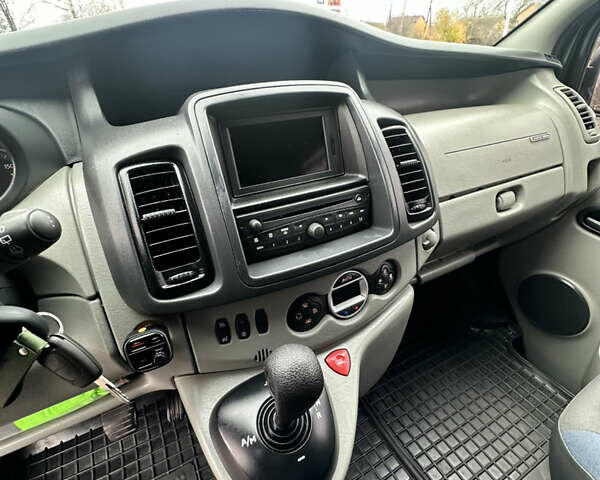 Черный Рено Трафик, объемом двигателя 2 л и пробегом 293 тыс. км за 12500 $, фото 28 на Automoto.ua