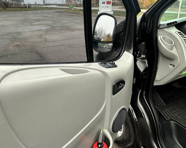 Черный Рено Трафик, объемом двигателя 2 л и пробегом 293 тыс. км за 12500 $, фото 24 на Automoto.ua