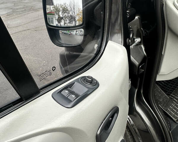 Черный Рено Трафик, объемом двигателя 2 л и пробегом 293 тыс. км за 12500 $, фото 23 на Automoto.ua