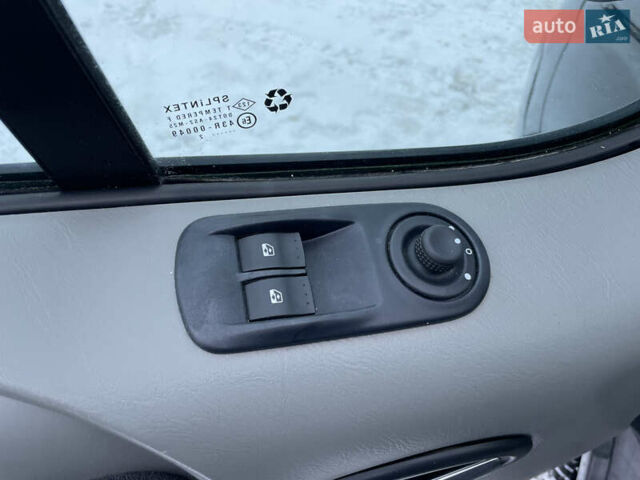 Чорний Рено Трафік, об'ємом двигуна 2 л та пробігом 201 тис. км за 17550 $, фото 33 на Automoto.ua