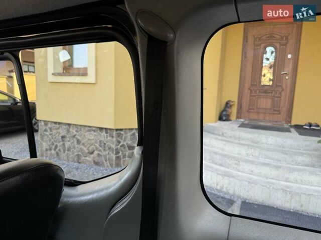 Черный Рено Трафик, объемом двигателя 2 л и пробегом 245 тыс. км за 15950 $, фото 99 на Automoto.ua