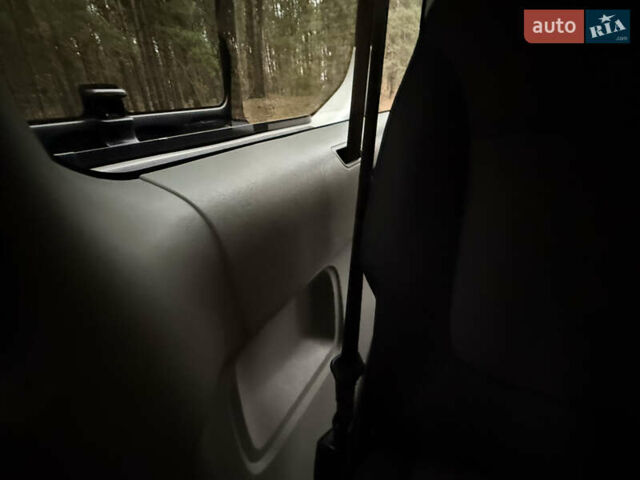 Черный Рено Трафик, объемом двигателя 2 л и пробегом 193 тыс. км за 18800 $, фото 52 на Automoto.ua