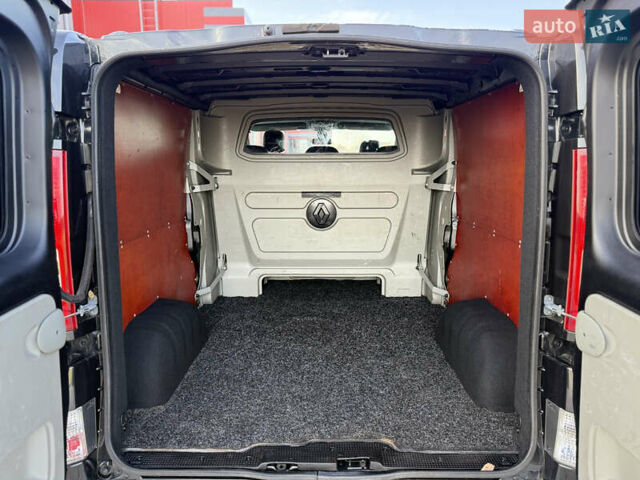 Черный Рено Трафик, объемом двигателя 2 л и пробегом 283 тыс. км за 15750 $, фото 32 на Automoto.ua