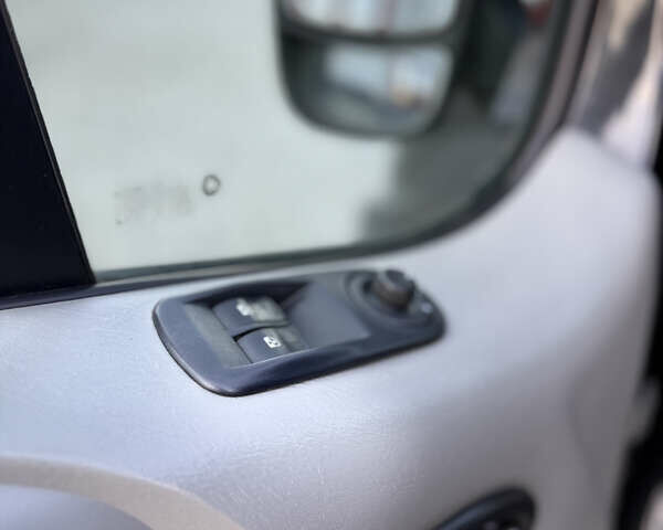 Черный Рено Трафик, объемом двигателя 2 л и пробегом 283 тыс. км за 15750 $, фото 13 на Automoto.ua