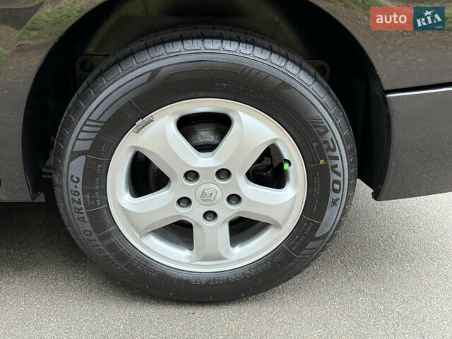 Черный Рено Трафик, объемом двигателя 2 л и пробегом 193 тыс. км за 18800 $, фото 19 на Automoto.ua