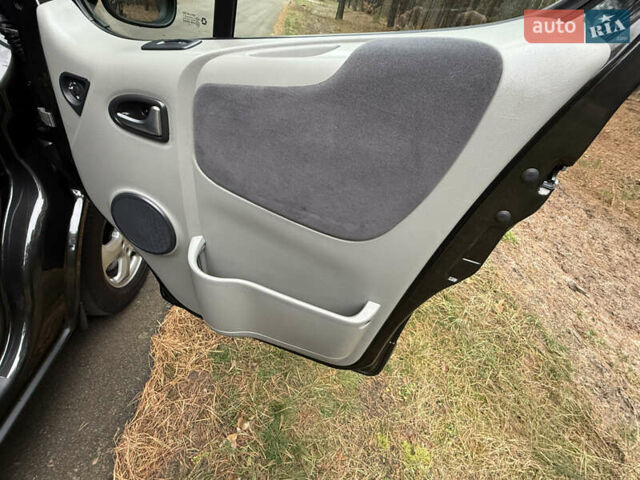 Черный Рено Трафик, объемом двигателя 2 л и пробегом 193 тыс. км за 18800 $, фото 40 на Automoto.ua