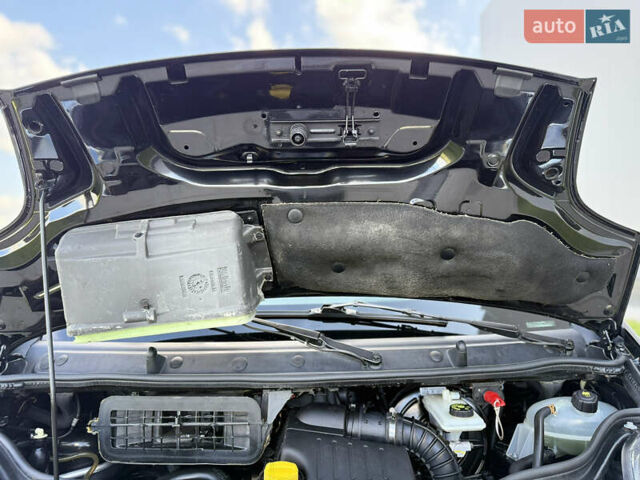 Черный Рено Трафик, объемом двигателя 2 л и пробегом 271 тыс. км за 15950 $, фото 25 на Automoto.ua