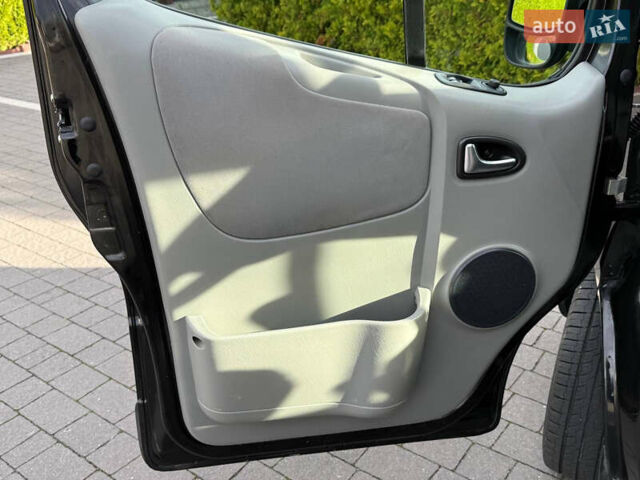 Чорний Рено Трафік, об'ємом двигуна 2 л та пробігом 266 тис. км за 16900 $, фото 41 на Automoto.ua