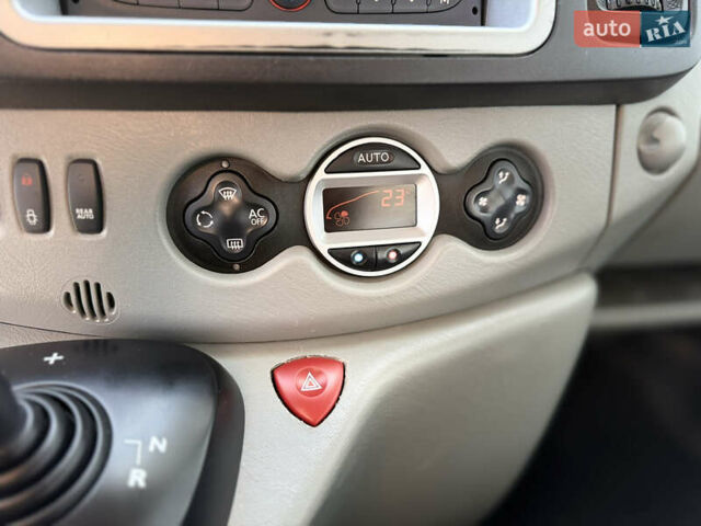 Черный Рено Трафик, объемом двигателя 2 л и пробегом 271 тыс. км за 16500 $, фото 23 на Automoto.ua