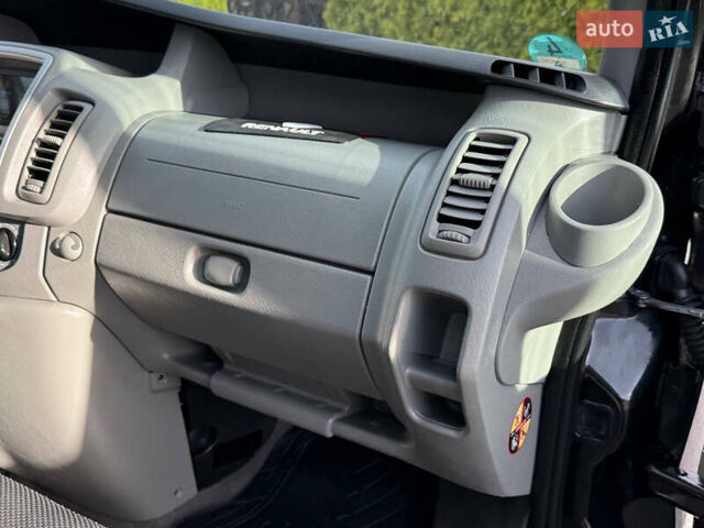 Чорний Рено Трафік, об'ємом двигуна 2 л та пробігом 266 тис. км за 16900 $, фото 35 на Automoto.ua