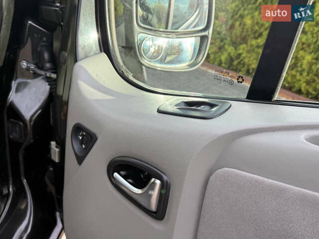 Чорний Рено Трафік, об'ємом двигуна 2 л та пробігом 266 тис. км за 16900 $, фото 38 на Automoto.ua