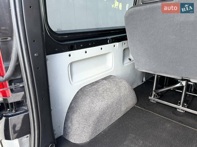 Черный Рено Трафик, объемом двигателя 2 л и пробегом 271 тыс. км за 15950 $, фото 37 на Automoto.ua