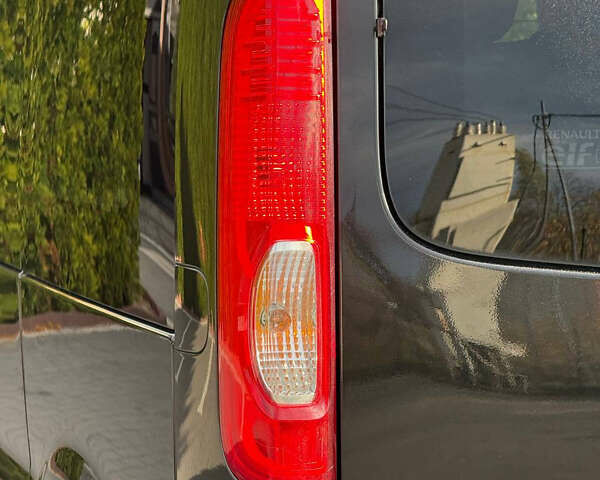 Чорний Рено Трафік, об'ємом двигуна 2 л та пробігом 266 тис. км за 16900 $, фото 52 на Automoto.ua