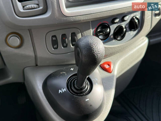 Чорний Рено Трафік, об'ємом двигуна 2 л та пробігом 266 тис. км за 16900 $, фото 47 на Automoto.ua