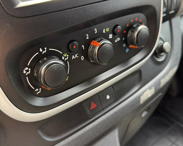 Черный Рено Трафик, объемом двигателя 1.6 л и пробегом 303 тыс. км за 14999 $, фото 36 на Automoto.ua