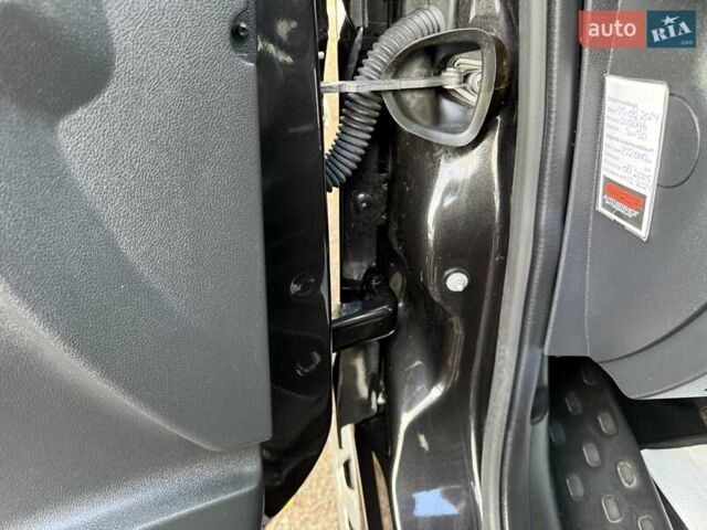 Черный Рено Трафик, объемом двигателя 1.6 л и пробегом 219 тыс. км за 19500 $, фото 23 на Automoto.ua