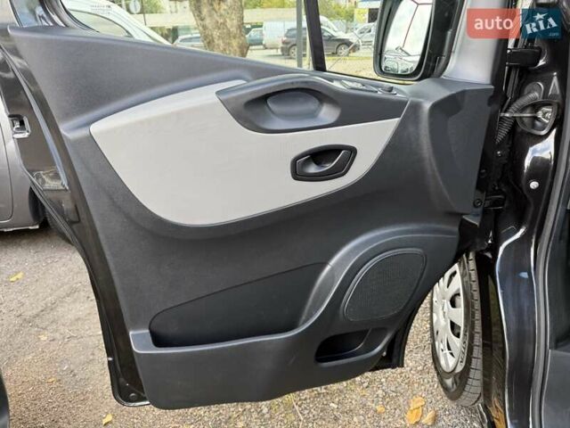 Черный Рено Трафик, объемом двигателя 1.6 л и пробегом 219 тыс. км за 19500 $, фото 24 на Automoto.ua