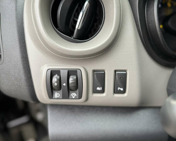 Черный Рено Трафик, объемом двигателя 1.6 л и пробегом 303 тыс. км за 14999 $, фото 30 на Automoto.ua