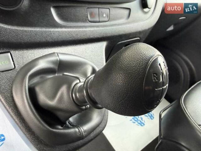 Черный Рено Трафик, объемом двигателя 1.6 л и пробегом 219 тыс. км за 19500 $, фото 38 на Automoto.ua