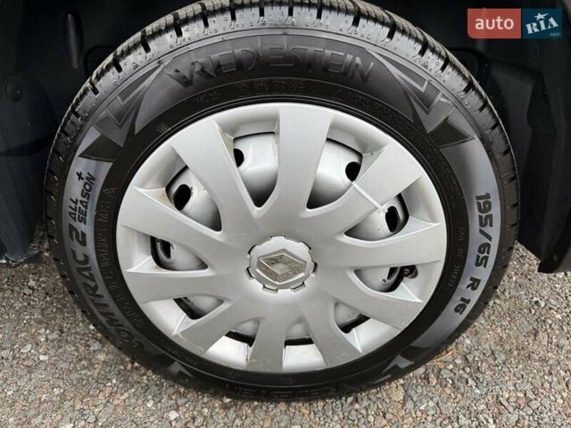 Черный Рено Трафик, объемом двигателя 1.6 л и пробегом 219 тыс. км за 19500 $, фото 17 на Automoto.ua