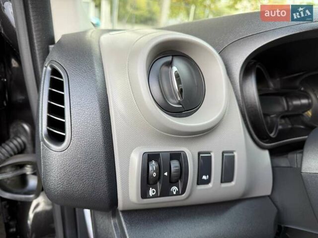 Черный Рено Трафик, объемом двигателя 1.6 л и пробегом 219 тыс. км за 19500 $, фото 39 на Automoto.ua