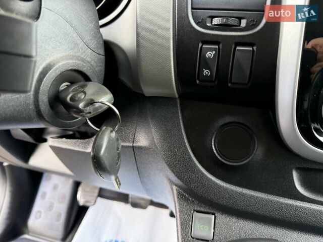 Черный Рено Трафик, объемом двигателя 1.6 л и пробегом 219 тыс. км за 19500 $, фото 37 на Automoto.ua