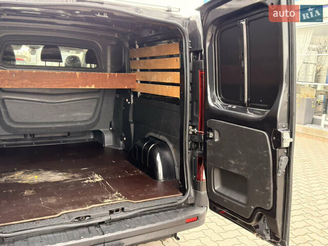 Черный Рено Трафик, объемом двигателя 1.6 л и пробегом 256 тыс. км за 17600 $, фото 25 на Automoto.ua