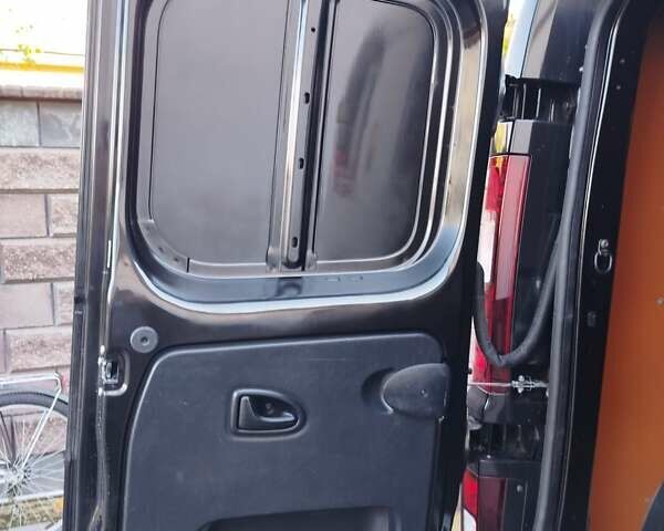 Черный Рено Трафик, объемом двигателя 1.6 л и пробегом 172 тыс. км за 17800 $, фото 14 на Automoto.ua