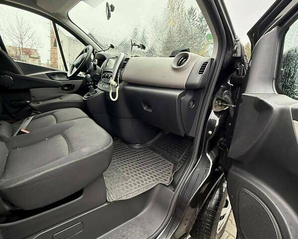 Черный Рено Трафик, объемом двигателя 1.6 л и пробегом 295 тыс. км за 19000 $, фото 3 на Automoto.ua