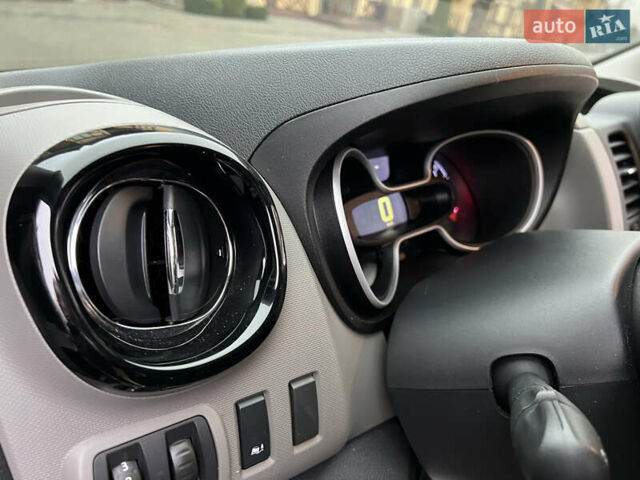 Черный Рено Трафик, объемом двигателя 1.6 л и пробегом 265 тыс. км за 19700 $, фото 38 на Automoto.ua