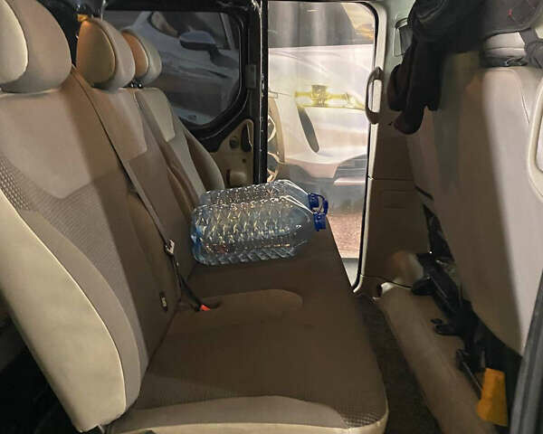 Черный Рено Трафик, объемом двигателя 2 л и пробегом 340 тыс. км за 15500 $, фото 5 на Automoto.ua