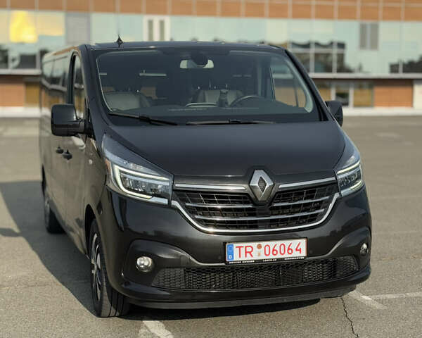 Черный Рено Трафик, объемом двигателя 2 л и пробегом 203 тыс. км за 35700 $, фото 1 на Automoto.ua