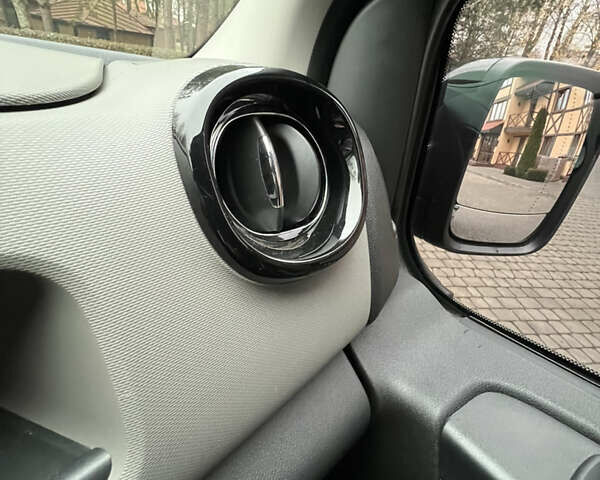 Черный Рено Трафик, объемом двигателя 1.6 л и пробегом 265 тыс. км за 19700 $, фото 12 на Automoto.ua