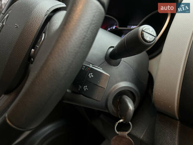 Черный Рено Трафик, объемом двигателя 1.6 л и пробегом 265 тыс. км за 19700 $, фото 101 на Automoto.ua