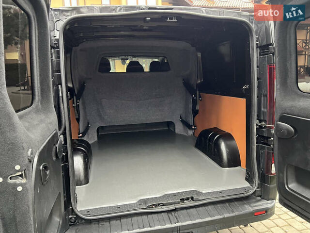 Черный Рено Трафик, объемом двигателя 1.6 л и пробегом 265 тыс. км за 19700 $, фото 60 на Automoto.ua