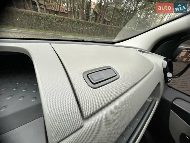 Черный Рено Трафик, объемом двигателя 1.6 л и пробегом 265 тыс. км за 19700 $, фото 82 на Automoto.ua