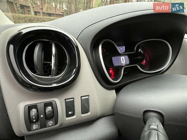 Черный Рено Трафик, объемом двигателя 1.6 л и пробегом 265 тыс. км за 19700 $, фото 86 на Automoto.ua