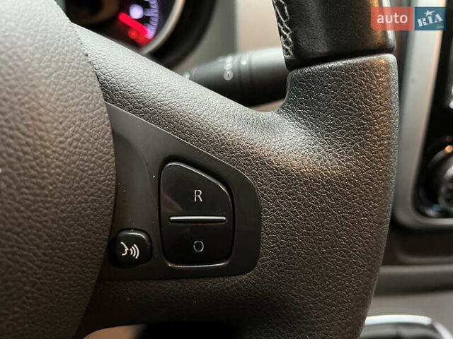 Черный Рено Трафик, объемом двигателя 1.6 л и пробегом 265 тыс. км за 19700 $, фото 21 на Automoto.ua