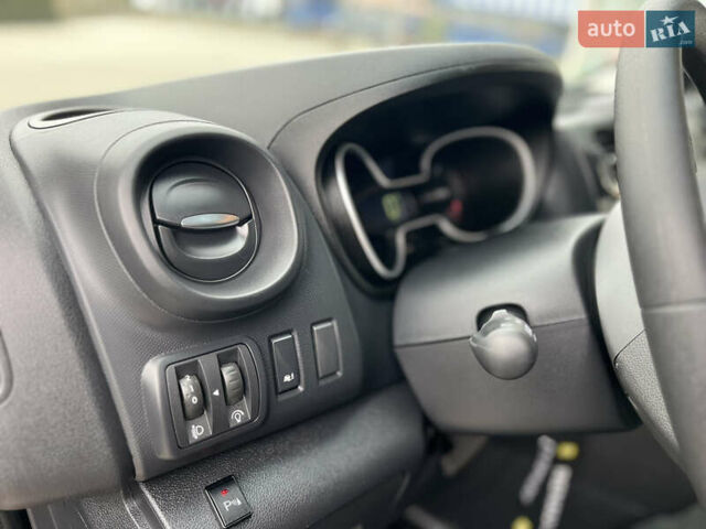 Чорний Рено Трафік, об'ємом двигуна 2 л та пробігом 16 тис. км за 34500 $, фото 21 на Automoto.ua