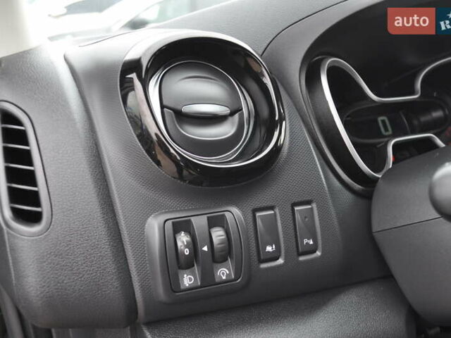 Черный Рено Трафик, объемом двигателя 2 л и пробегом 166 тыс. км за 27800 $, фото 47 на Automoto.ua