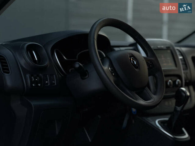 Черный Рено Трафик, объемом двигателя 2 л и пробегом 168 тыс. км за 23999 $, фото 44 на Automoto.ua