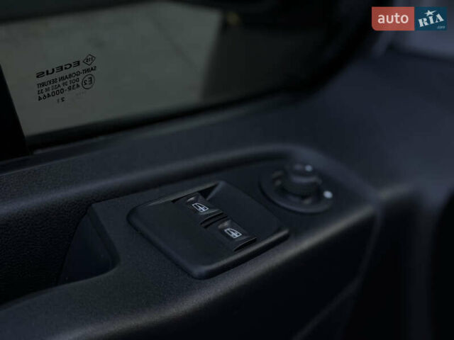 Черный Рено Трафик, объемом двигателя 2 л и пробегом 168 тыс. км за 23999 $, фото 46 на Automoto.ua