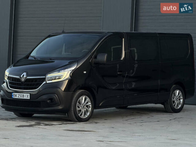 Черный Рено Трафик, объемом двигателя 2 л и пробегом 168 тыс. км за 23999 $, фото 1 на Automoto.ua